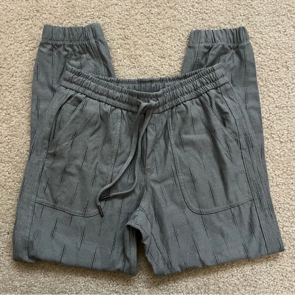Athleta Farallon Printed Jogger Pants Women’s Size 2P Gray S/657547 $89 Active,